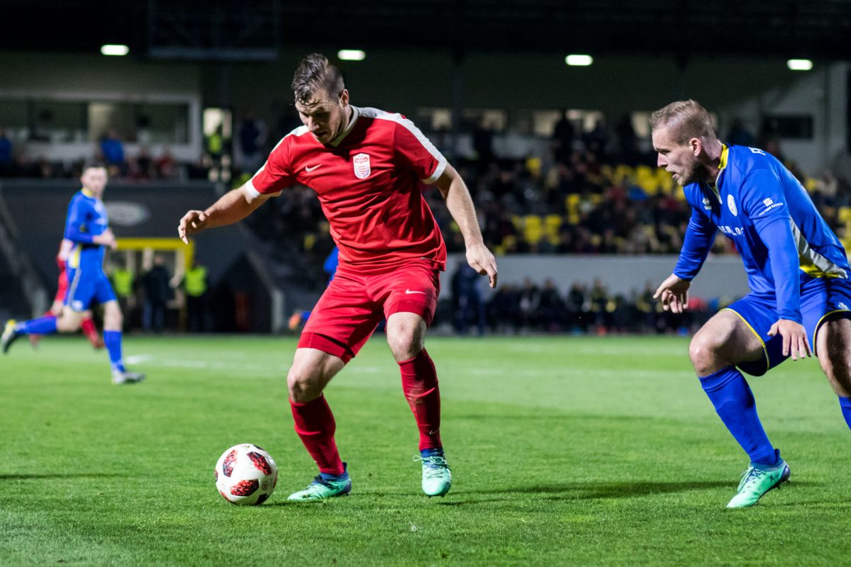 Matej Starší ( v červenom drese) patrí vďaka svojim dlhodobo stabilným výkonom v drese MFK Dukla k oporám tohto kolektívu. Tak tomu bolo napríklad aj proti súčasnému prvoligistovi FK Pohronie na jeho pôde, odkiaľ je tento záber, tak to bolo aj teraz v zápase o majstrovské body s domácim Komárnom. Na juhu Slovenska patril 21, septembra spolu s Patrikom Prikrylom k oporám svojho tímu.
Foto: Samo Telúch