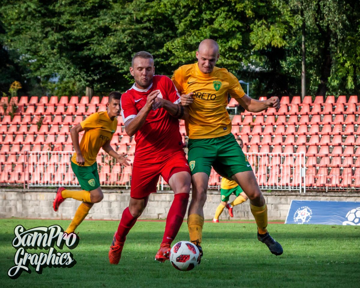 MFK Dukla má za sebou ďalšie účinkovanie v Slovenskom pohári. Podľa nás, celkovo úspešné. Dostala sa v ňom vo futbalovom ročníku 2018/2019 medzi 16 najlepších tímov. Herne nebola horšia ani v súboji o postup medzi najlepšiu osmičku. Herne nebola horšia ani v otváracom stretnutí na domácom, vtedy veľmi nekvalitnom trávniku proti rezerve extraligovej Žiliny, na banskobystrických Štiavničkách. Prehrala 3:4. Do Žiliny ide v nedeľu s úzkym hráčskym kádrom. Podarí sa jej hrať pod Dubňom aj bodovo účelný futbal?...Šetril pod Tatrami pušný prach skúsený Laksík na Žilinu? Bodaj by to bola pravda. Prajme MFK Dukla úprimne, z hĺbky celého futbalového srdca pri ťažkostiach, ktorými tento klub prechádza, hodnotný a aj pre nich úspešný zápas.
Foto: Samo Telúch