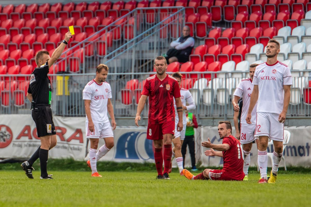 Dôležitý moment zápasu. 20. minúta. Hosťujúci pilier bardejovskej obrany Lukáš Horváth s číslom 12 dostáva 2. žltú kartu za zatiahnutie záchrannej brzdy za polovicou ihriska, keď by mu už ušiel Jožko Dolný, po ktorej ihneď nasledovala červená karta a oslabil tým svoje mužstvo na min. 70 minút, z ktorých bolo nakoniec až 74.