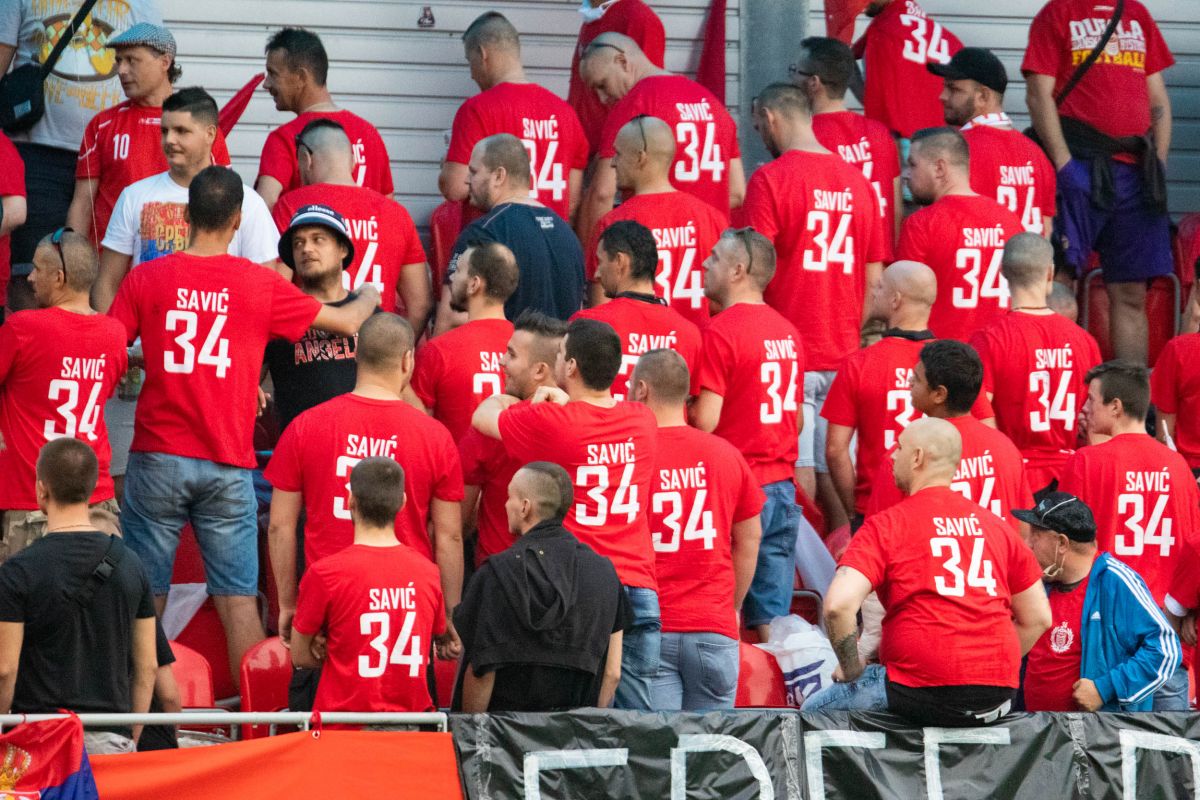 Takto si uctili fanúšikovia Dukly (fanklub) svoju ikonu - Sašu Savića. Sašu môžeme vidieť medzi nimi v hľadisku počas zápasu s Trebišovom, v čiernom tričku s klobúkom a bez jeho č. 34, ktoré Dukla na jeho počesť vyradila a ktoré si obliekol fanklub...
