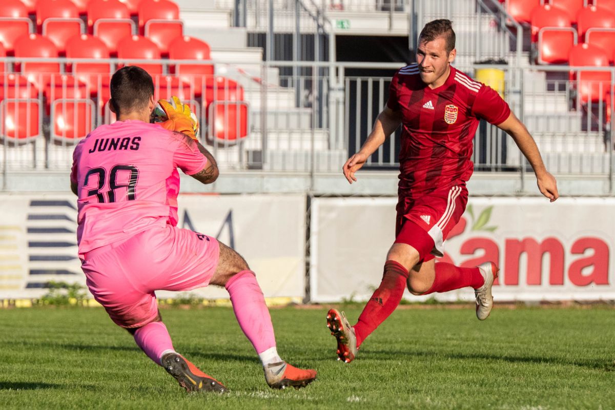 Brankár Skalice Martin Junas bol veľkou oporou svojho tímu, napriek zlému vybehnutiu pri druhom góle Dukly, keď sa všetci hráči zhrčili v okolí penaltového bodu, vybehol tam aj brankár po centrovanej lopte zľava a Nosko pomerne jednoducho prehodil hlavičou, takmer až z čiary 16 m, celé klbko hráčov aj s brankárom, do prázdnej brány - 2:2. Ale inak vyriešil, aj s pomocou spoluhráčov, množstvo ošemetných situácií, tak ako túto Staršieho strelu. Foto: Samo Telúch