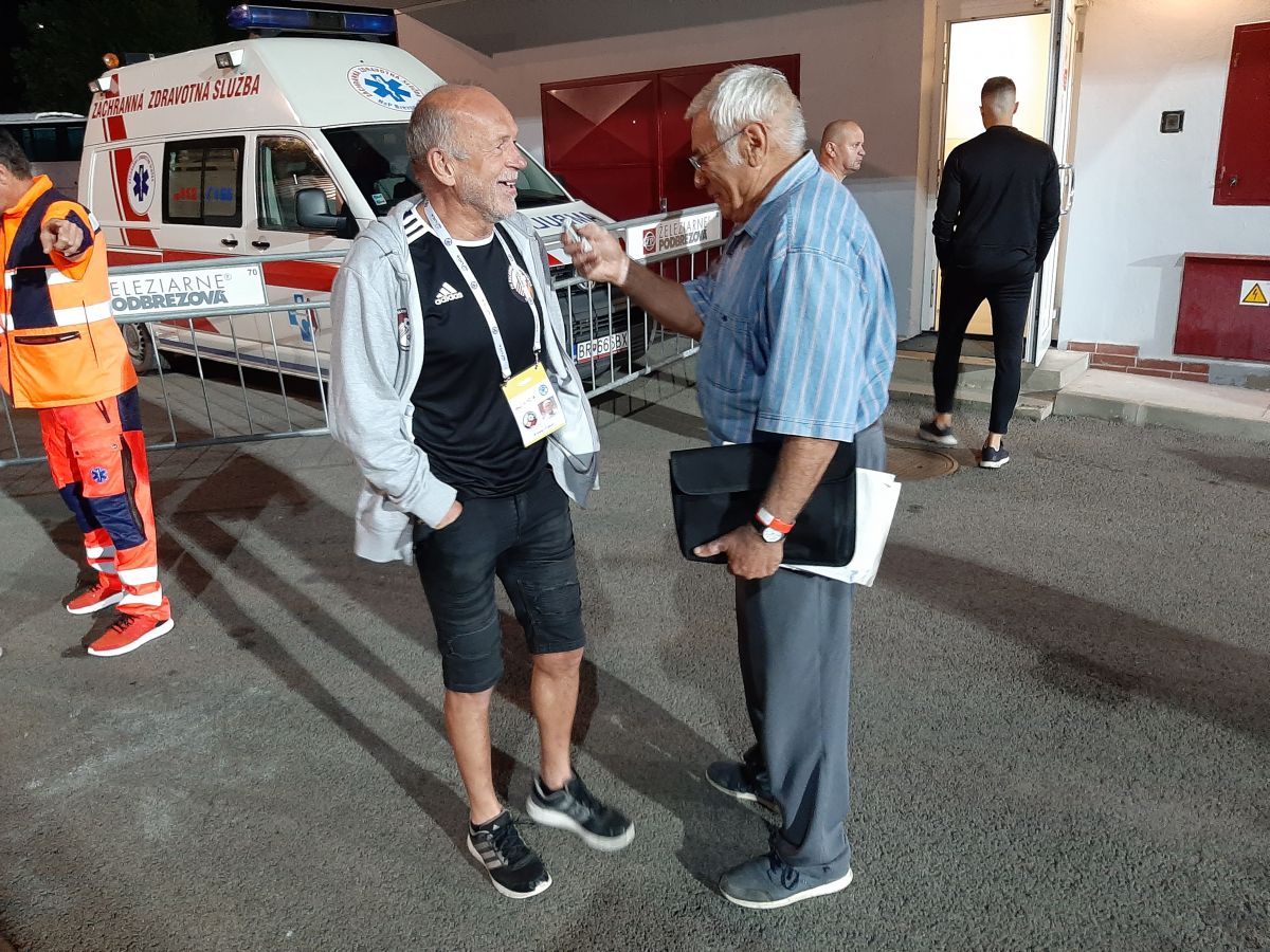 MUDr. Ernesta Cabana, lekára Podbrezovej, spovedá po zápase Jožko IVAN: “Vyhral pekný futbal. Treba uznať, že Podbrezová mala v 1. polčase troška výhodu, viedla 2:0. Druhý polčas klobúk dolu, ako Dukla otočila hru i výsledok. Len škoda, že občas tie futbaly tí čierni pokazia. Myslím si, že to bol dobrý futbal, dosť ľudí a dosť gólov, a až na ten záver, to muselo fanúšikov uspokojiť. Žiaľ taký je šport.“