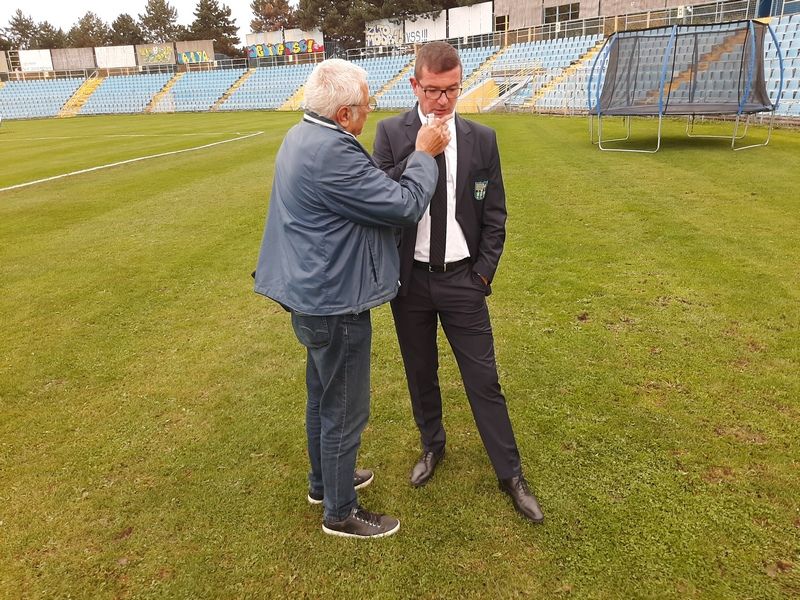 Smutný tréner FC Košice Marek Fabuľa hodnotí Jožovi Ivanovi zápas FC Košice - MFK Dukla Banská Bystrica 1:2 (0:1). Foto: Jaro Šiška