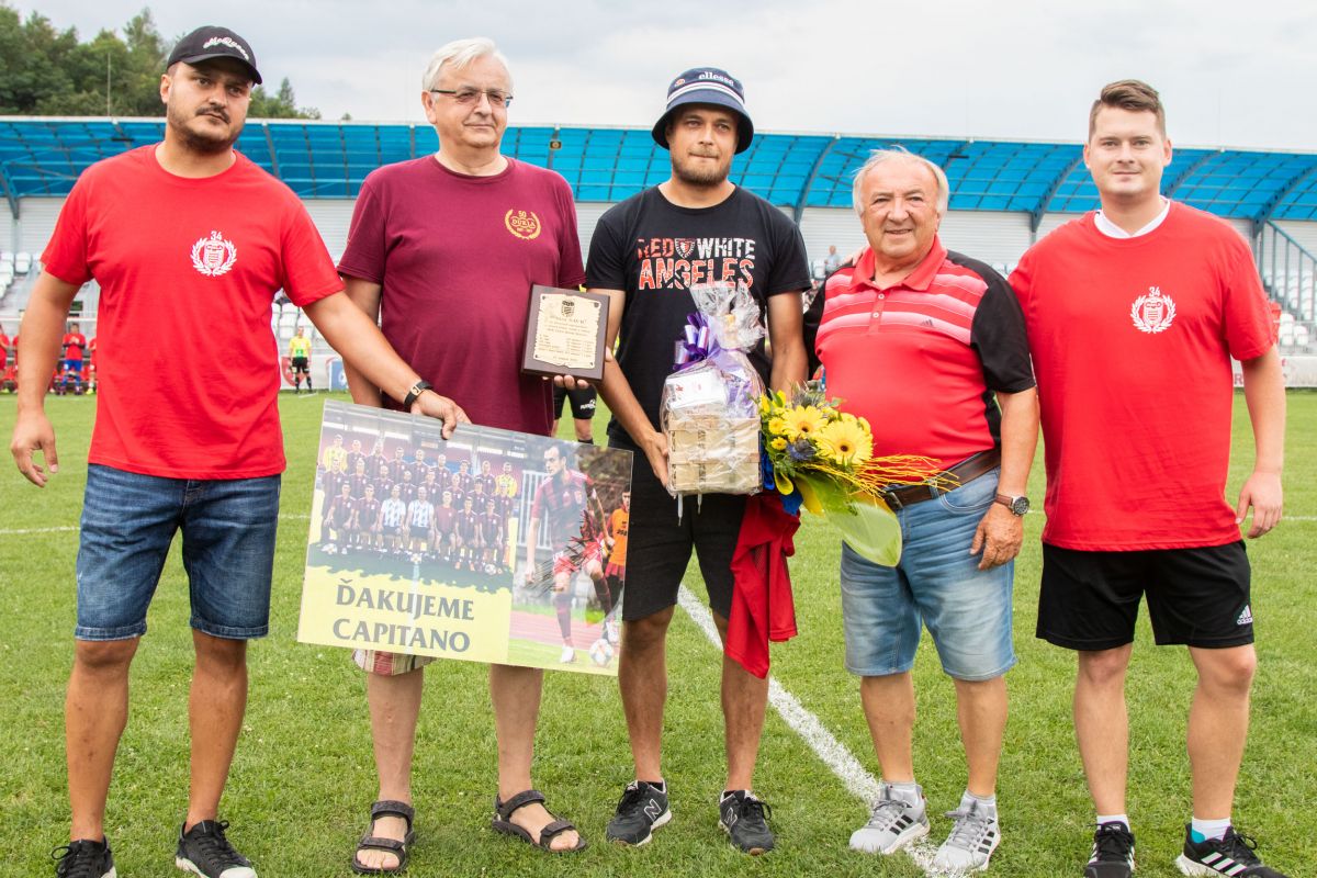Pri slávnostnom okamihu poďakovania Sašovi Savićovi za služby Dukle Banská Bystrica pred úvodným výkopom zápasu s Trebišovom zľava doprava: Peter Krnáč - člen vedenia klubu, Jaroslav Šiška - historik a štatistik Dukly, zástupca SR v IFFHS a riaditeľ Športovej agentúry Dukla, Saša Savić, Milan Smädo - generálny manažér klubu a Ivan Šimko - vedúci mužstva.
