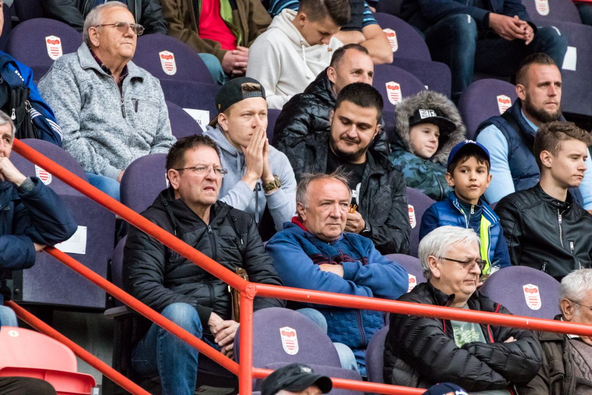 Táto snímka už patrí minulosti. Kto vie o čom v tej chvíli na dnes už takto neexistujúcej tribúne banskobystrických Štiavničiek na nej rozmýšľa, pán Milan Smädo ( v prvom rade dole druhý zľava) v kruhu verných priaznivcov a podporovateľov fair – play futbalu v súčasnej MFK Dukla Banská Bystrica?
Foto: Samo Telúch