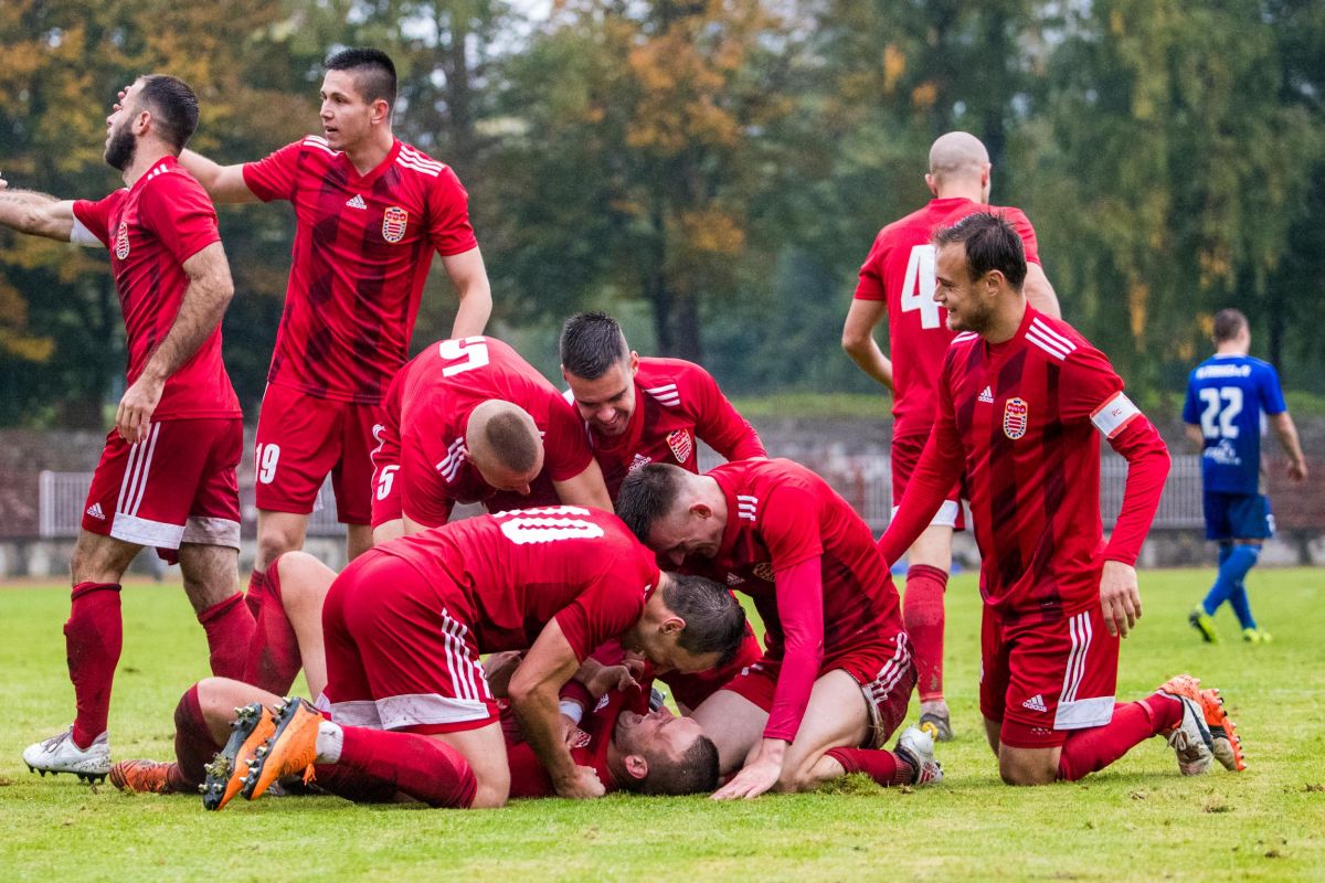Až 3 krát sa takto tešili po vsietení gólu do súperovej brány v zápase s Dubnicou futbalisti MFK Dukla, aby nakoniec stretnutie skončilo remízou 3:3. V kvalitnom výkone však pokračovalo celé mužstvo aj v stretnutí o majstrovské body s Petržalkou. Tam dalo 2 góly, radosť z nich bola veľká, ba ešte väčšia, že sa MFK Dukla dostala zásluhou víťazstva v kvalitne hranom zápaase na čelo tabuľky II. ligy.
Foto: Samo Telúch