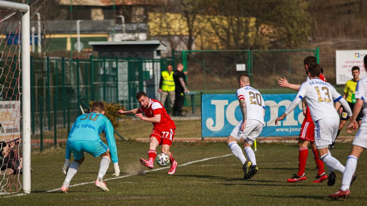 Milan Kvocera (č.77) bol veľmi aktívny a mal prsty v góloch Banskej Bystrice (Foto: S. Sabo)