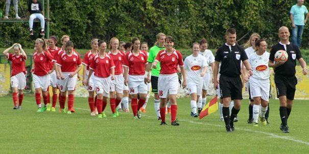 Tieto hráčky v červených dresoch boli od futbalovej sezóny 2018/2019 súčasťou MFK Dukla Banská Bystrica. S č. 18 ich viedla kapitánka N. Veselová. Dnešné tímy budú musieť dosť popracovať na sebe aby nás výsledkami potešili oveľa viac ako v úvode sezóny. Foto: Miloslav Hlaváček.